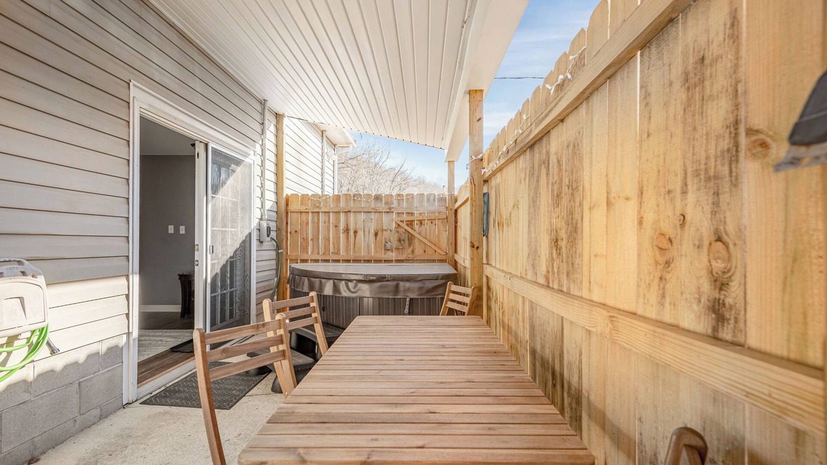 Ray Apartment | Flat in Appalachian Hills, Hot Tub and BBQ