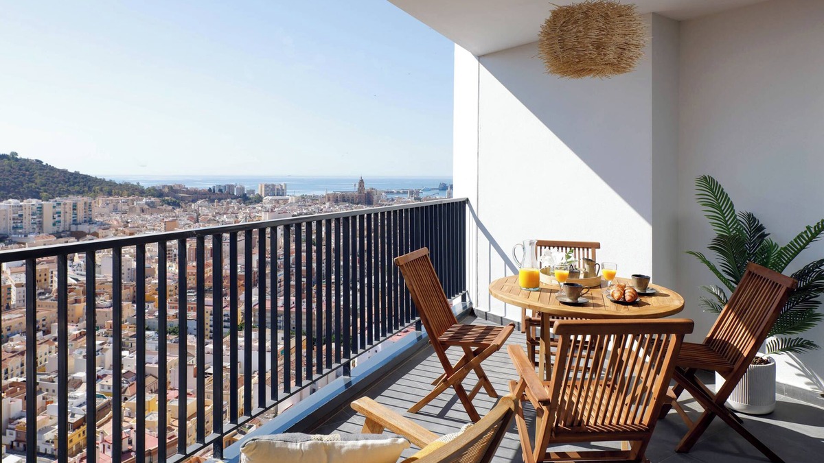 Palma-Palmilla Apartment | Flat like in a skyscraper in Manhattan , but with views of old Malaga Urban Sky