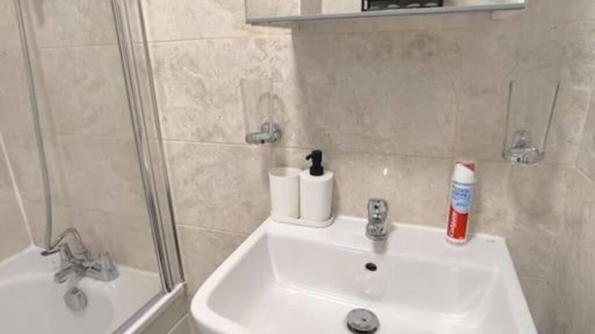 Harrow Apartment | Flat on a Market street, Harrow, near the station