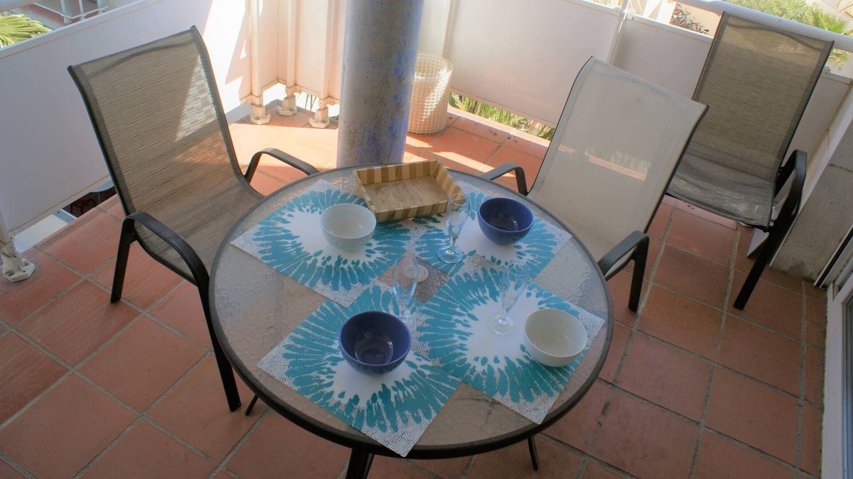 Castello d'Empuries Apartment | Flat with canal views and communal pool AV-20