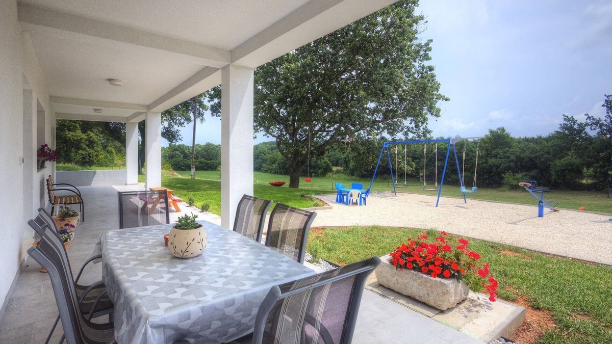 Valtura Apartment | Flat with large garden, play area