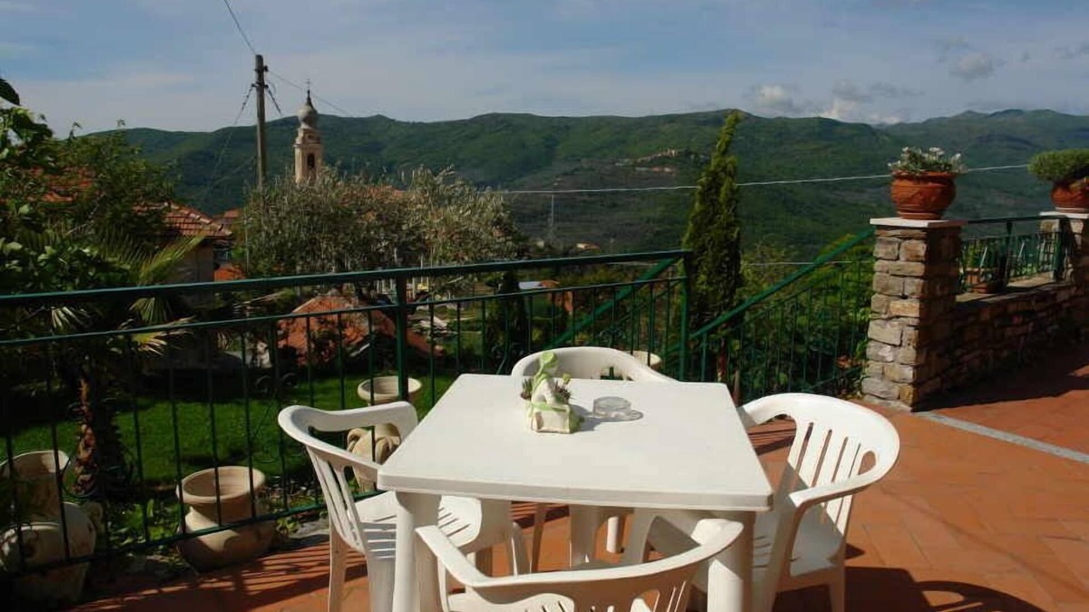 Torria Apartment | Flat with views of the Maritime Alps in Torria, Imperia, ideal for hiking and biking