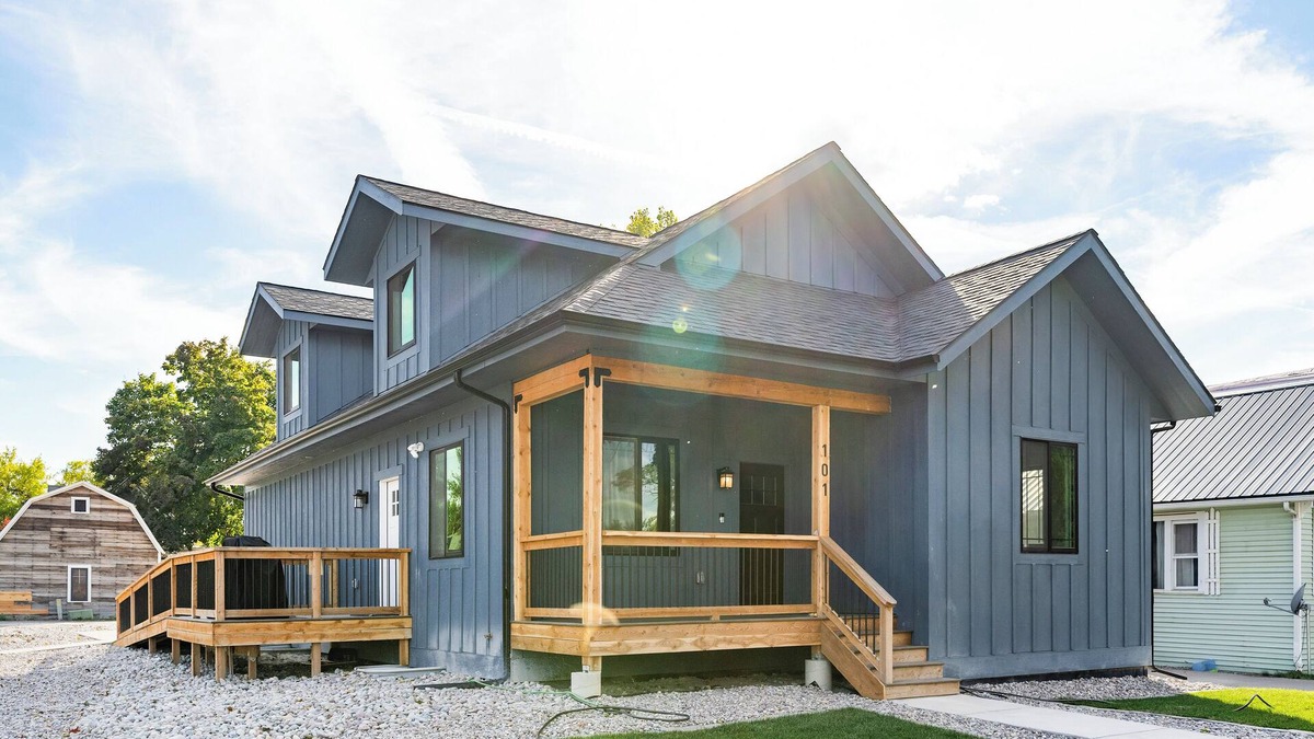 Polson House | Flathead Lake at Riverside Park: Large Groups - Steps to Main St & Boat Rentalsn