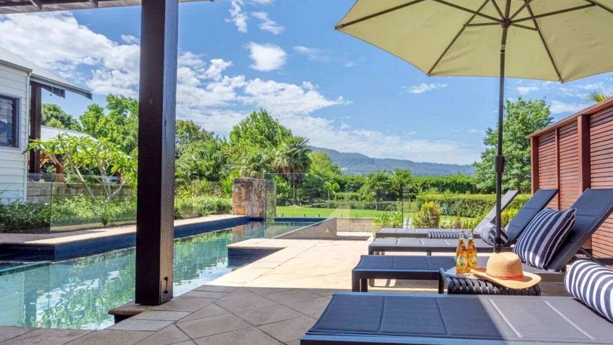 Meroo Meadow House | Fletchers Lane Escape – rural resort vibes, sweeping views, pool, tennis court, close to Berry