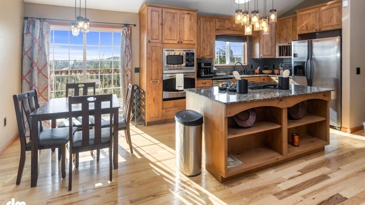 Knik-Fairview House | Fleur de Lis 4bed 3bath & Mountain Views