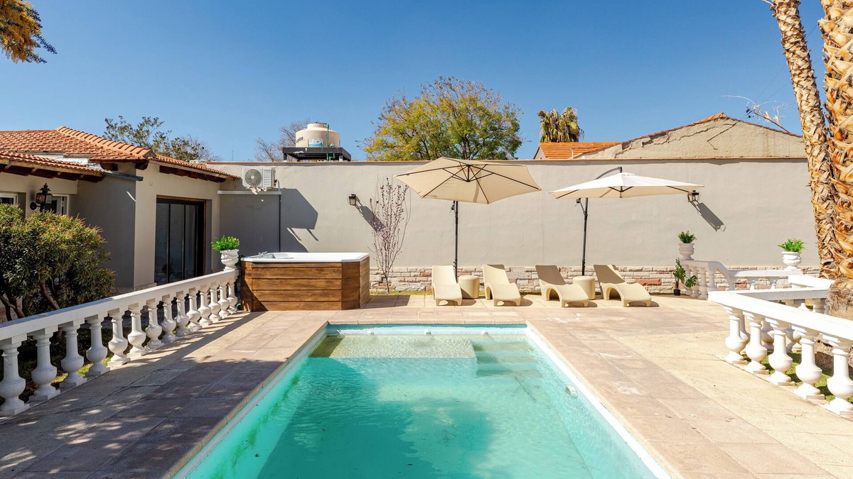 Godoy Cruz Villa | FLIPHAUS Wine Country Erlich 22 pax