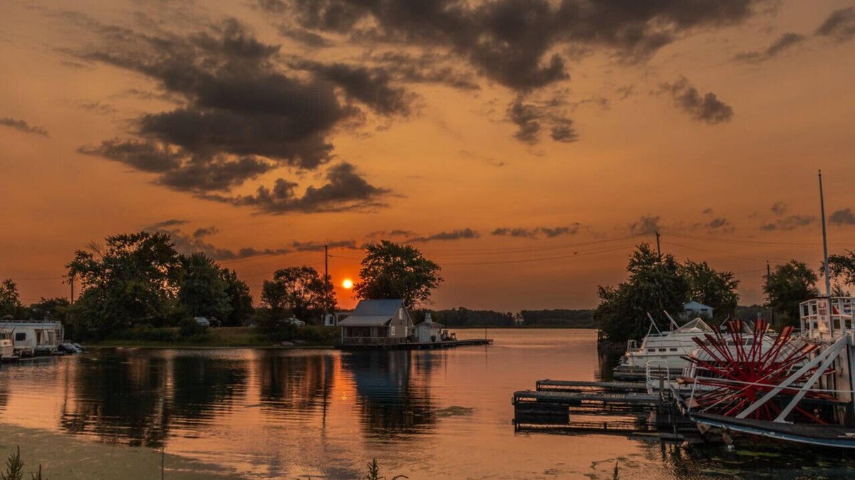 Sabula Cabin | Floating Cottage on the River "Nantucket"