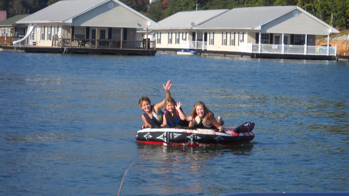 La Follette House | Floating Holiday #1 on Norris Lake at Springs Dock Marina.