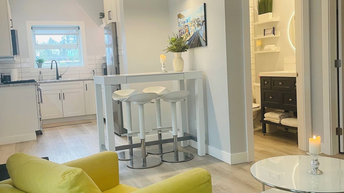 Lower Lonsdale Boat Rental | Floating retreat - unique & modern! Mins from the seabus & downtown Vancouver!