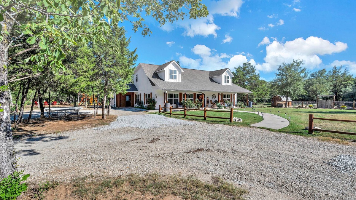 Waco House | Florence Family Farmhouse Retreat