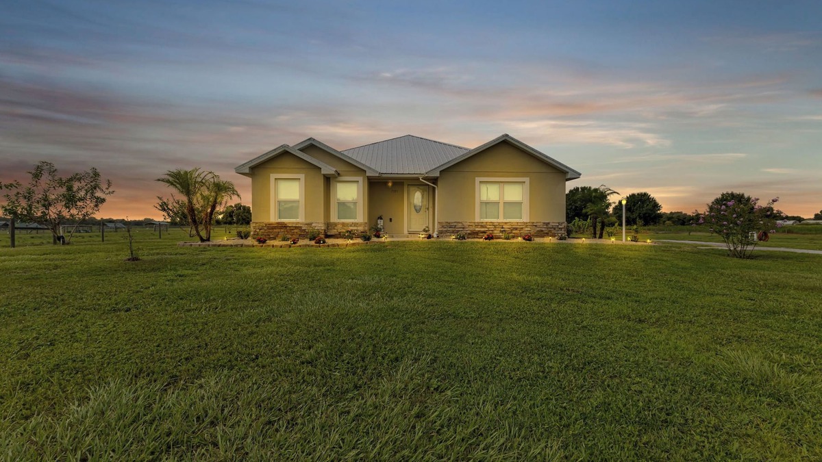 Arcadia House | Florida Countryside Retreat-Charming 3-bedroom house with Jacuzzi and Spa pool!