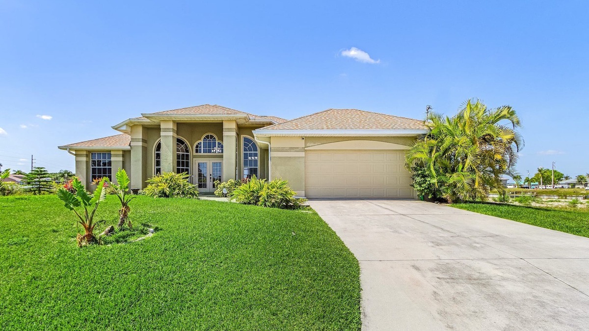 Diplomat House | FLORIDA LAKE HOUSE - Garden Lake CAPE CORAL 4 bedroom Bungalow