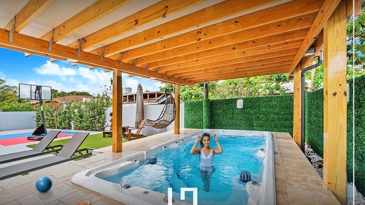 Hialeah House | Florida Retreat 6BR Pool Jacuzzi & Game Haven
