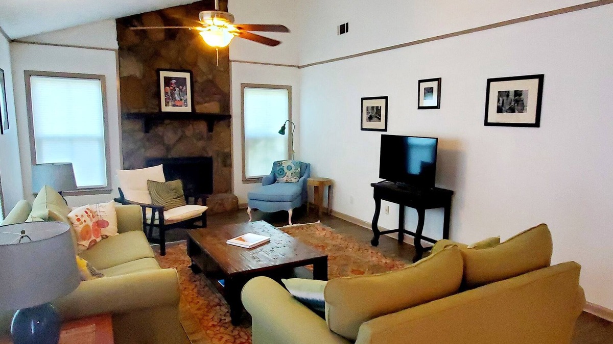 Thunderbolt House | Flo’s Hideaway in the Heart of Thunderbolt just outside Savannah city limits