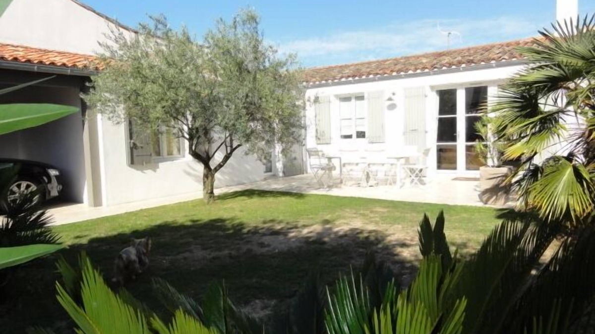 La Flotte House | Flotte Ile de RéHouse, Rhaeto-style, in the center of the village and close to the sea.