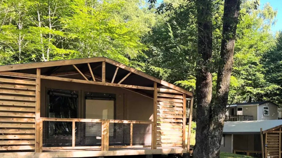 Treignac House | Flower Camping La Plage * - NOUVEAUTE : Cabane toilée Cotton Flower Confort 28m² (2 chambres) + TV + terrasse couverte 16m² 5 personnes