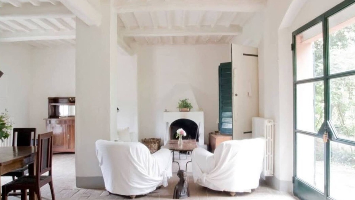 Bacchereto House | Flower house, surrounded by greenery, overlooking a large garden.