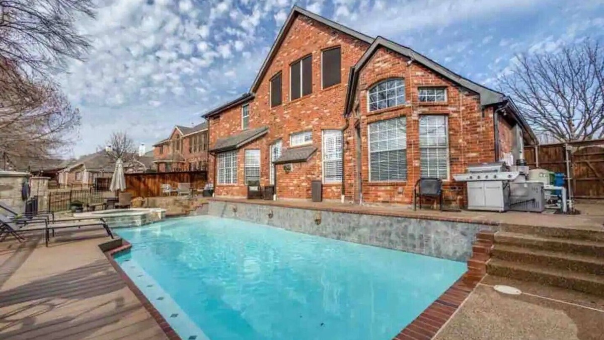 Flower Mound House | Flower Mound 5-bedroom house with pool, pond view, and all modern comforts.🌞🏡