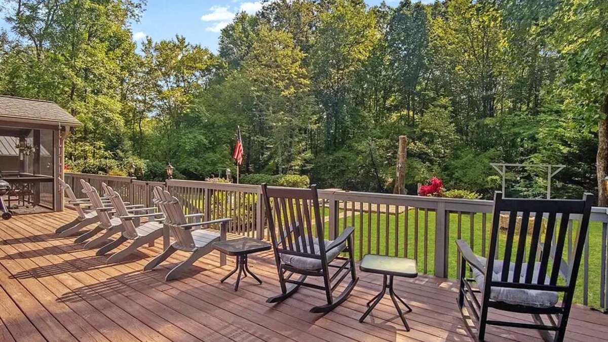 Franklin House | Flowing Water, Firepit, Large Deck, Wi-Fi, Stocked Fishing in Backyard Creek