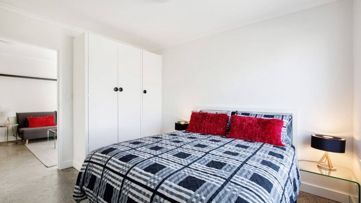 Melbourne Apartment | Fly Around Town in Chic Retreat