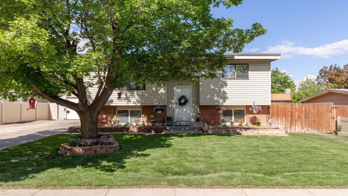 West Jordan House | FLY AWAY HOME- Family Events, Famous Skiing, 2 story fully furnished house!