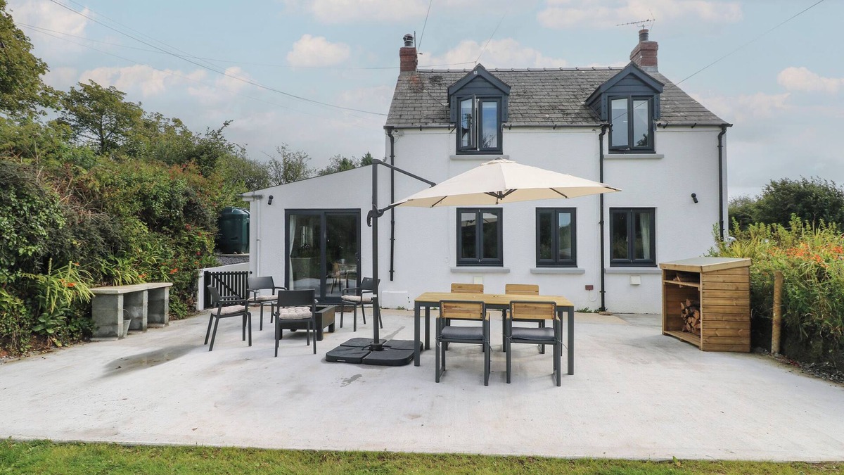 Amroth Cottage | FOLLY COTTAGE, pet friendly, with open fire in Saundersfoot