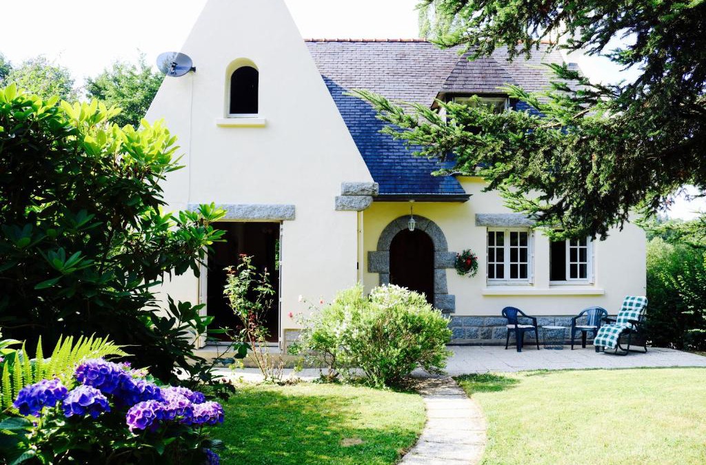 Treffrin House | Fontaine Blanche River View, Large Patio & Garden in Central Brittany with Starlink WiFi