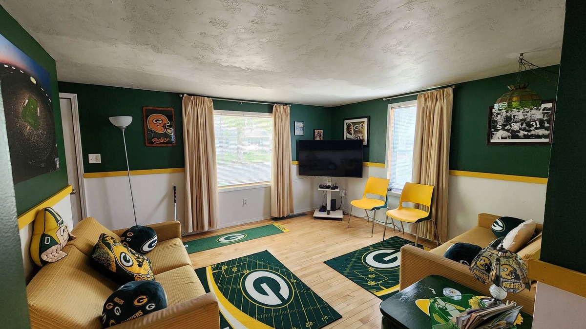 Green Bay House | Football fun house 1 mile from Lambeau!