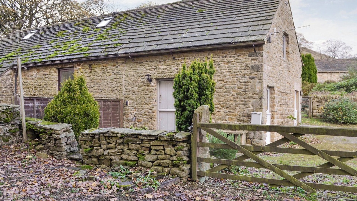 Peak District Cottage | For a relaxing country holiday or romantic break, this cosy cottage is ideal.