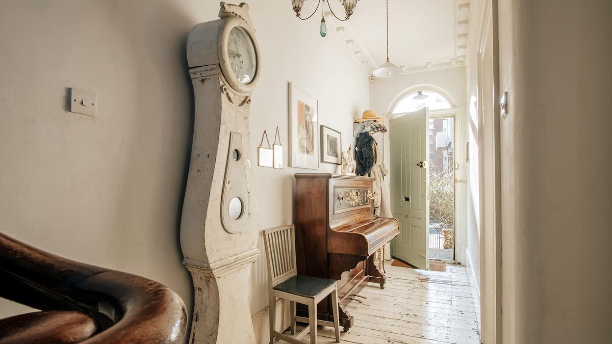 Stockwell House | For Art Lovers & Creatives. Tall Georgian townhouse, close to Tate Gallery.