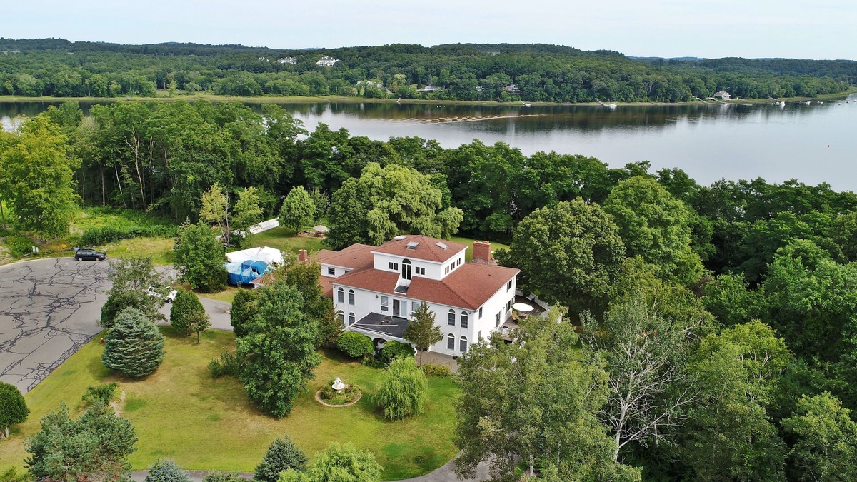 West Newbury House | For business and pleasure travelers. Blue room.