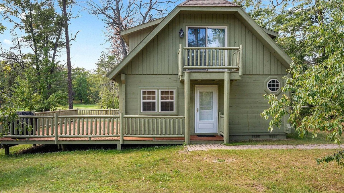 Lewiston Cottage | Fore Seasons Cottage at Garland Resort : Your Fall Adventure Awaits with Golf and Scenic Trails