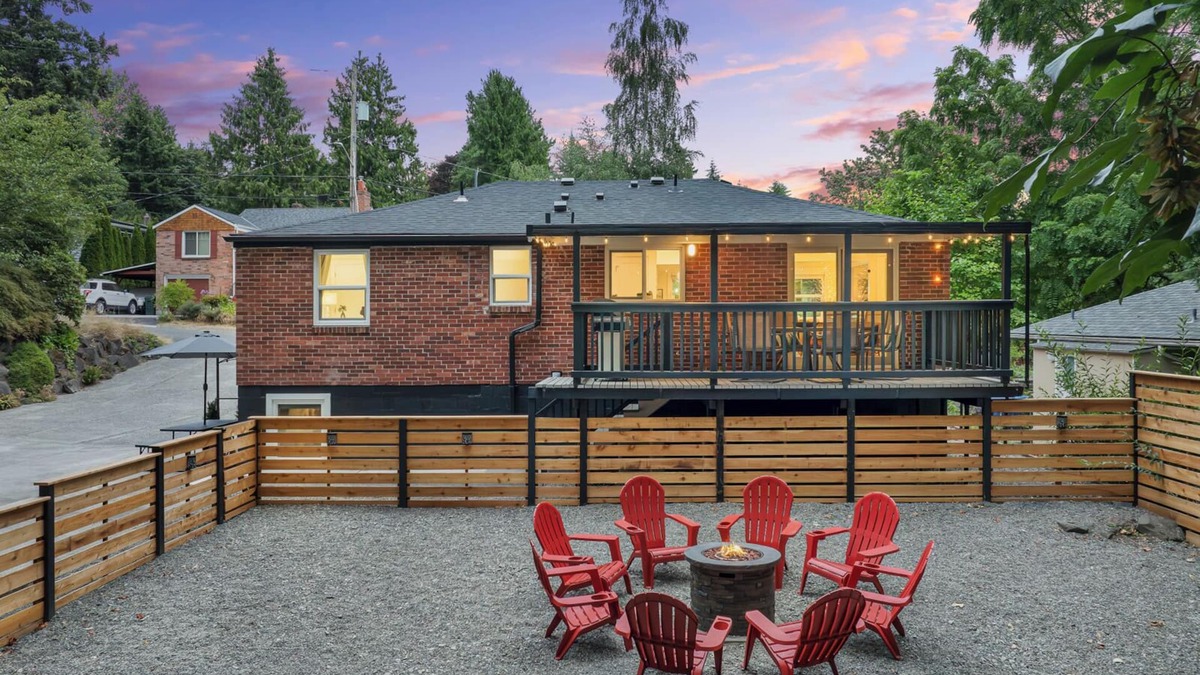 Victory Heights House | Forest Bathing by the Peaceful Creekside Firepit , Football Ready, BBQ, Games & Yoga