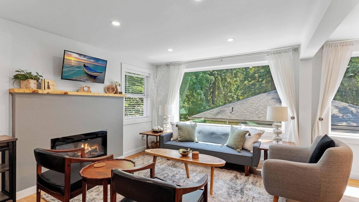 Victory Heights House | Forest Bathing & Yoga Escape @ Creek with a Firepit, Yoga Deck, Games & King Bed