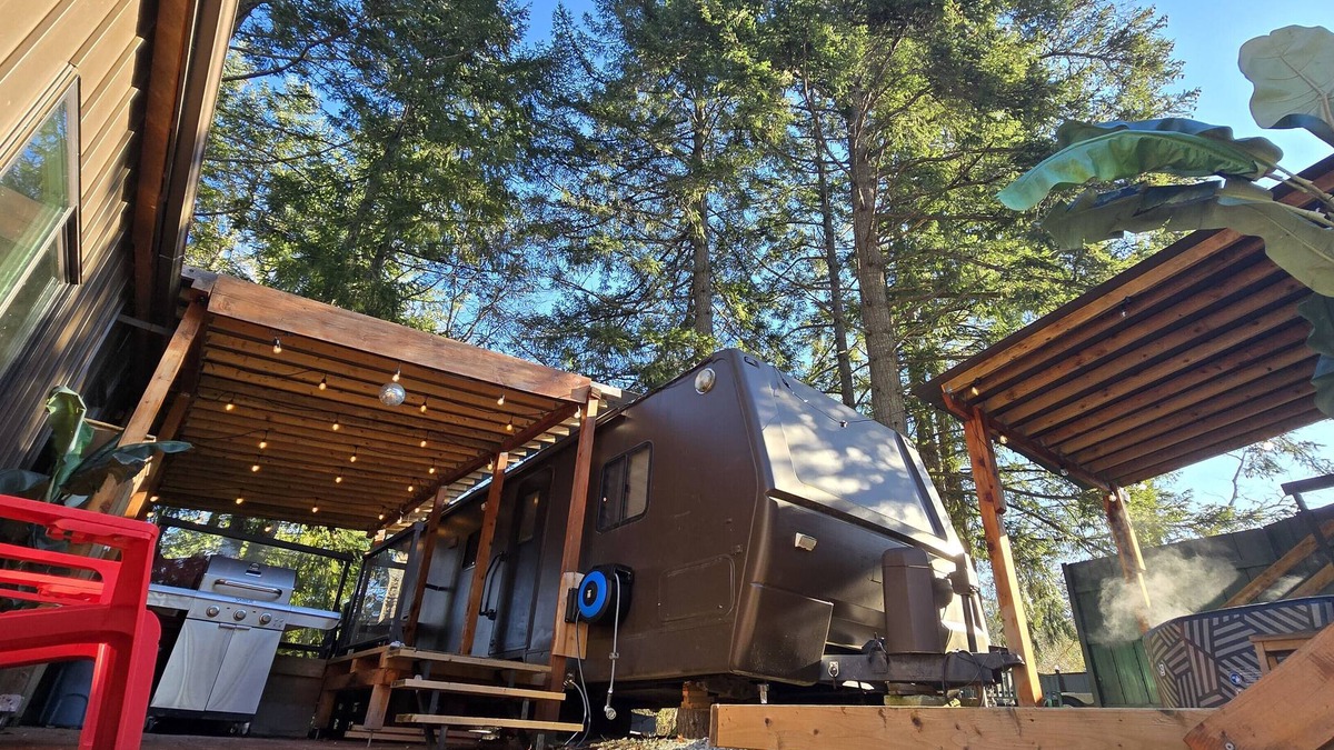 North Cowichan Bed & Breakfast | Forest Cabin - Hot Tub - Fast WiFi - Fire Pit On Site