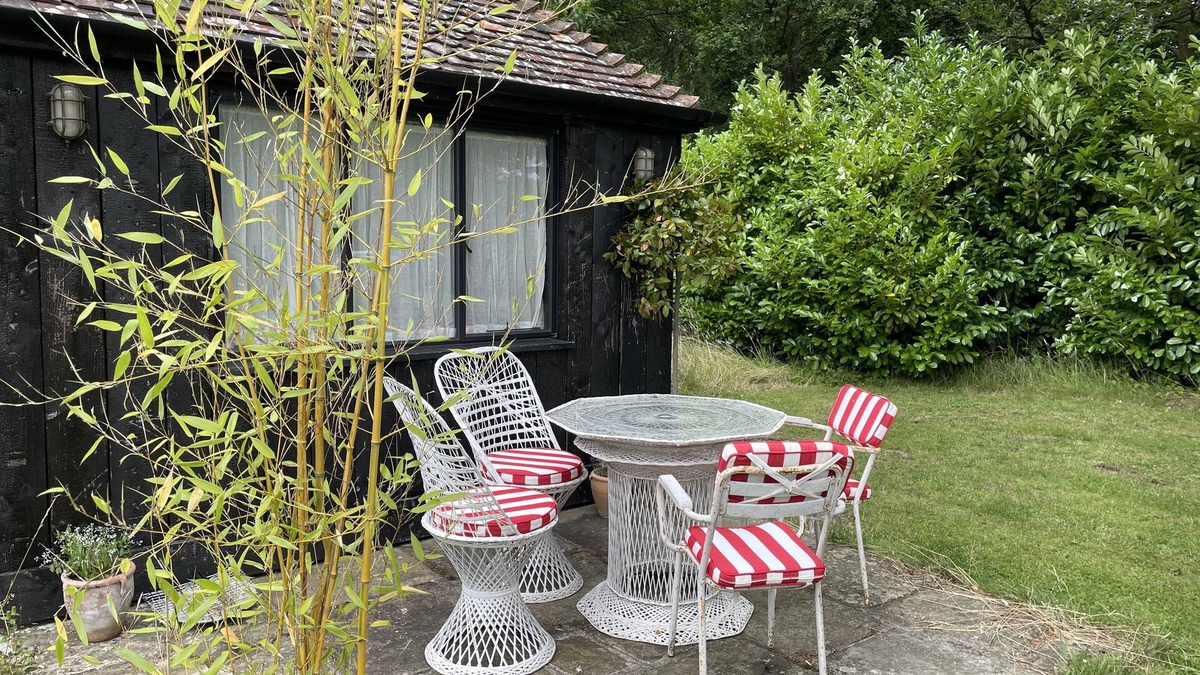 Abbess Roding Cabin | Forest cabin in the Kent countryside – pet friendly!