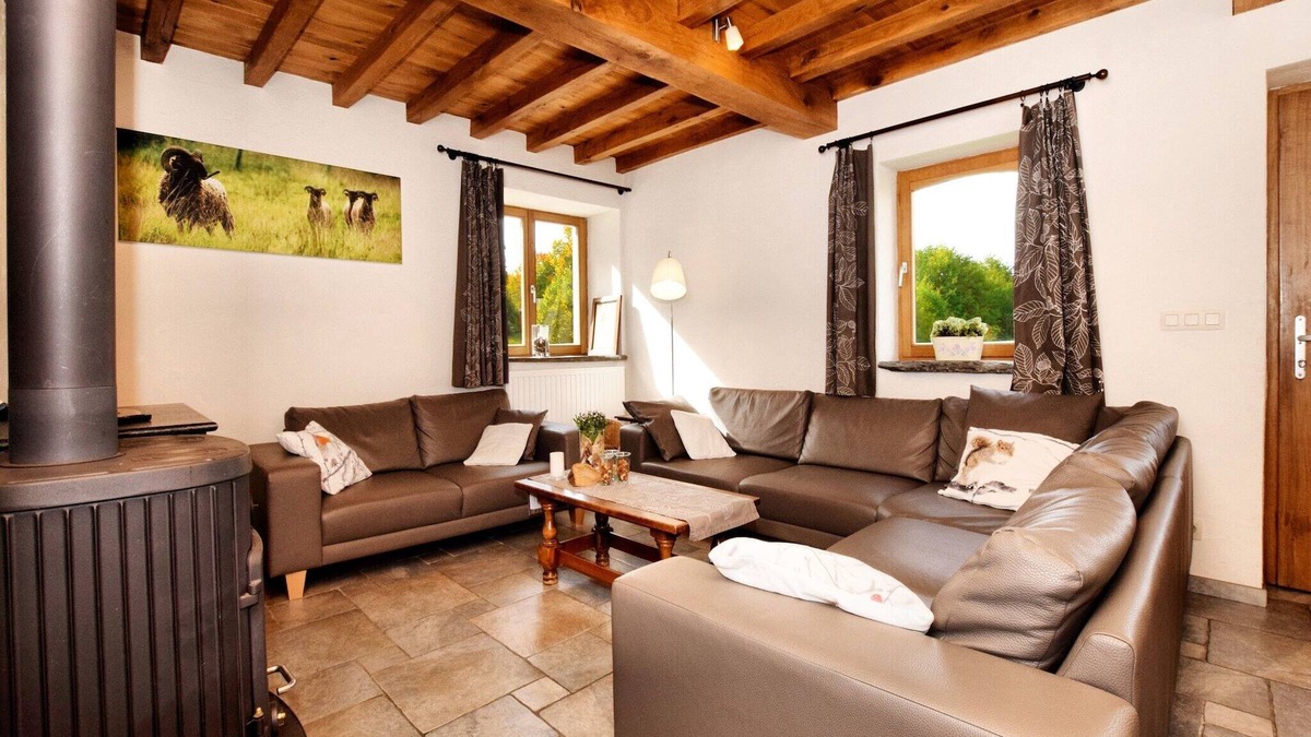 Commanster House | Forest-Edge Stay, Burtonville