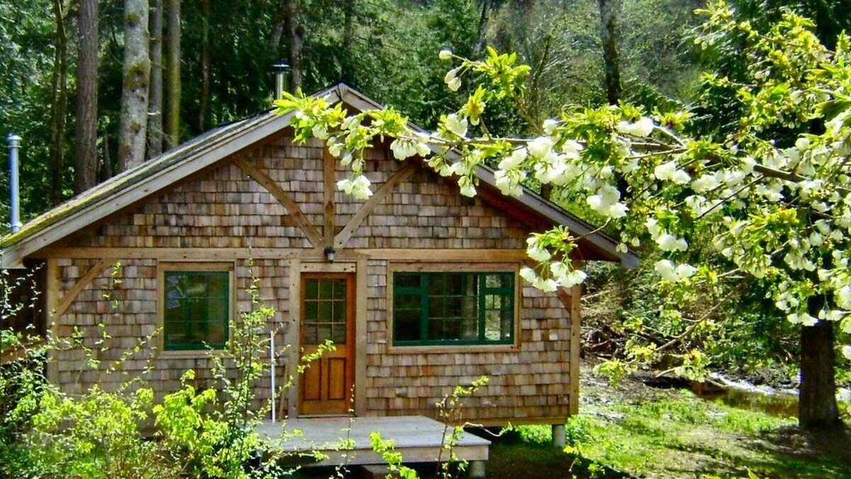 Powell River Cottage | Forest Garden Cottage by the Ocean