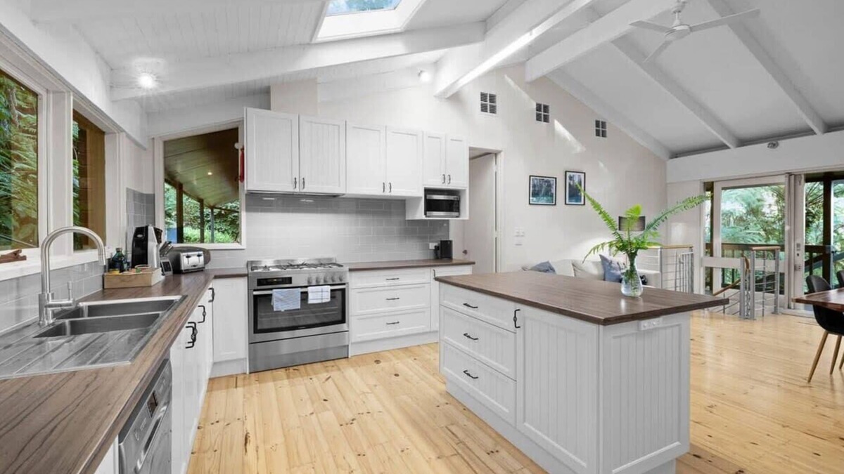 Menzies Creek House | Forest Hideaway - Puffing Billy Railway!