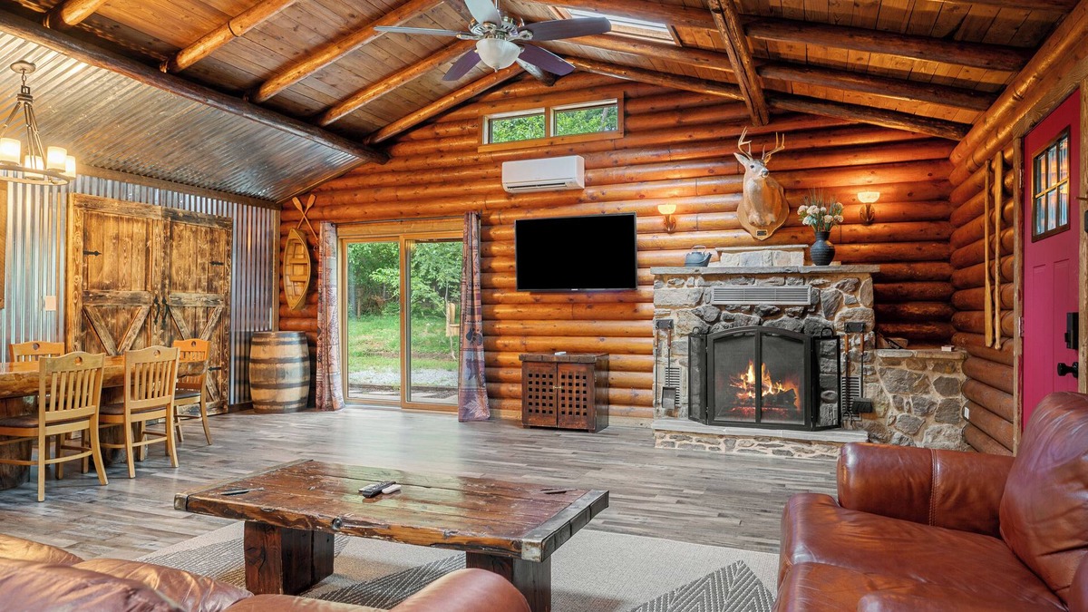 Kabletown Cabin | Forest Log Cabin Dogs Friendly 3bd/2b