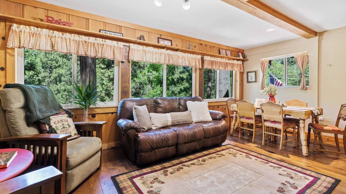 Sugar Pine Cabin | Forest Retreat|Fireplace| 7mi Yosemite King Beds