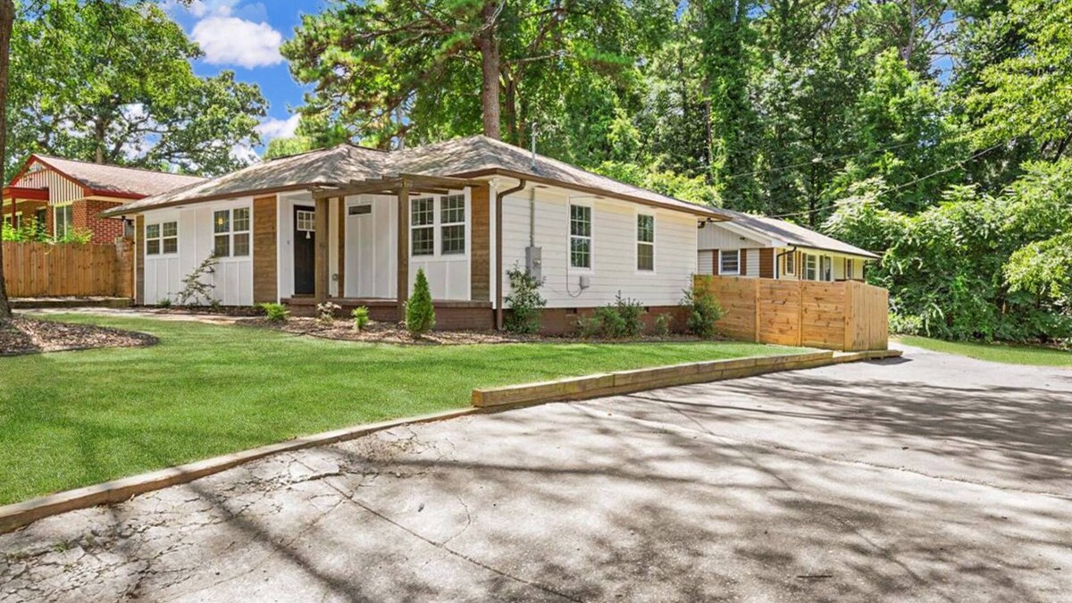 Atlanta House | Forest's Edge Hideaway - sleeps 16+, Mercedez Benz stadium, Aquarium, Six Flags