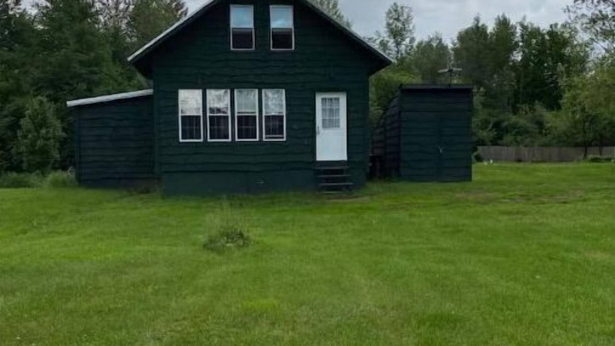 Norfolk Cabin | Forest Side Solar Powered Cabin with Nature Trails