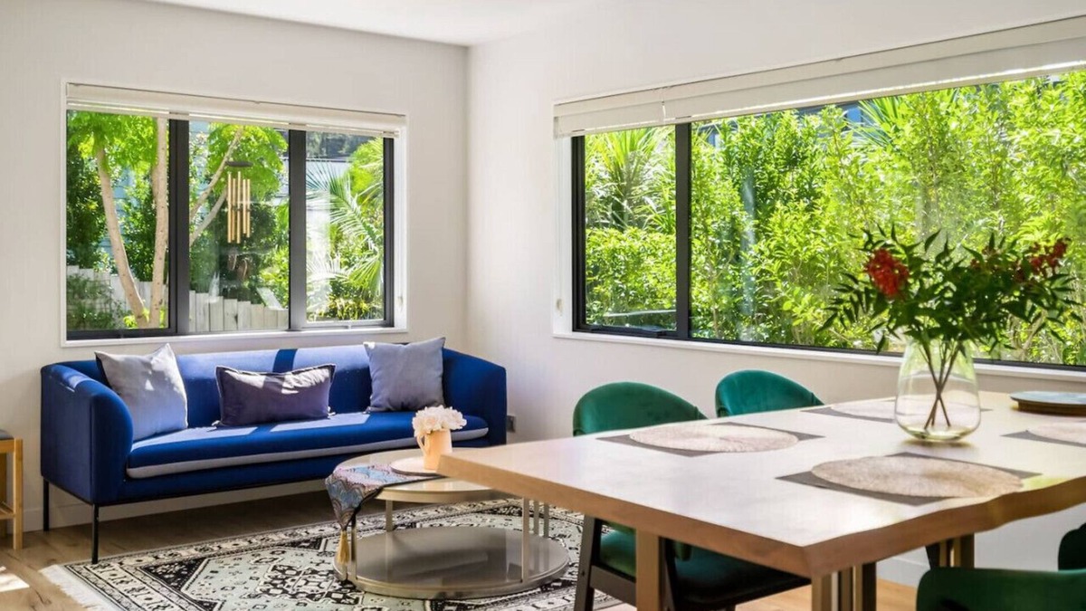 Greenhithe Apartment | Forest View Apartment with Parking and Garden