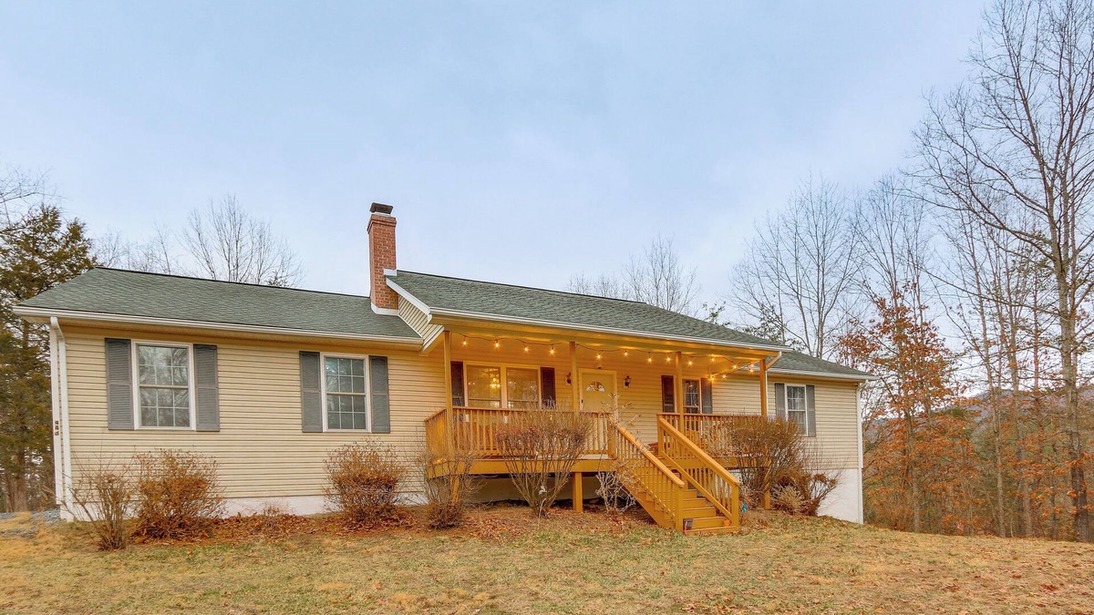 Fort Valley House | Forest Views, Deck & Fireplace: Fort Valley Escape