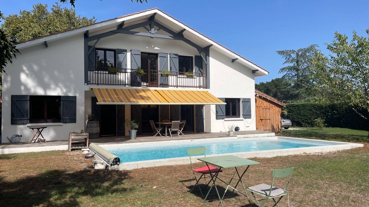 Saint-Aubin-de-Medoc Villa | Forget your worries in this spacious and serene accommodation. House in a park.