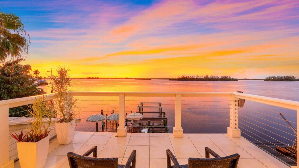 Alabama Grove Terrace House | Fort Myers Florida Waterfront Luxury Home, Newly Remodeled, Sleeps 12!