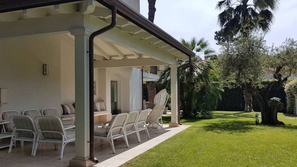 Capanne-Prato-Cinquale Villa | Forte dei Marmi Villa Ilaria a stone's throw from the sea & services: Just relax