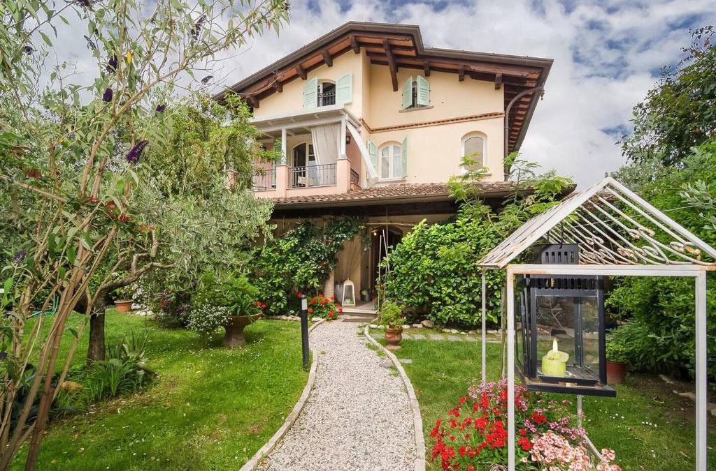 Cinquale Apartment | Forte dei Marmi House - with Jacuzzi