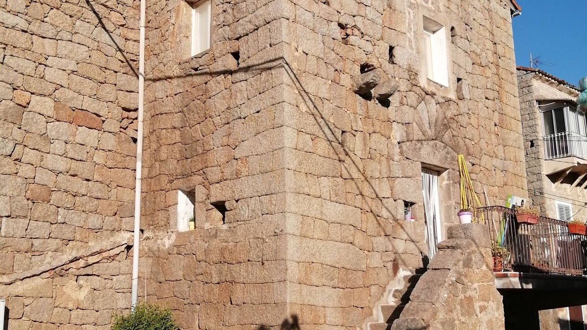 Guarguale House | Fortified house (16th century tower) in the heart of a village in southern corsica